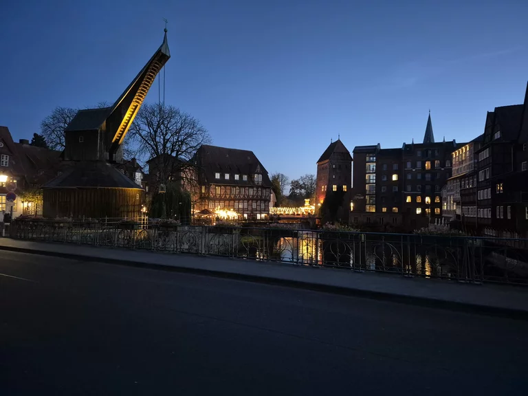 Lüneburg ist zu still, um unschuldig zu sein.
Die Gassen tragen Geschichte wie ein Gewicht.
Nicht alles wurde ausgesprochen.
Nicht alles wurde vergeben.
Text
Manche Mauern hören besser zu als Menschen.
Und manche Geschichten warten geduldig.